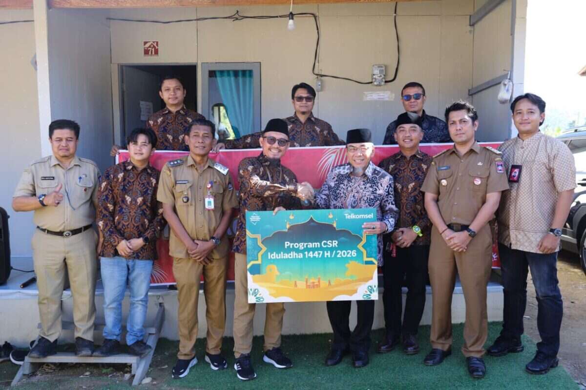 Telkomsel Salurkan Hewan Kurban bagi Warga Huntara Kota Padang