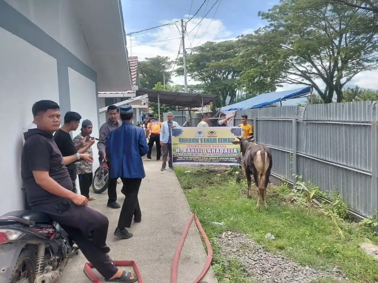 Warga Huntara Lubuk Buaya Terima Bantuan Tiga Sapi Kurban