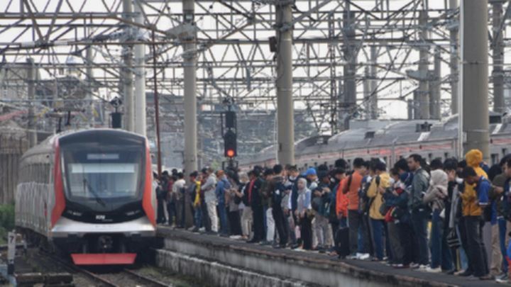 Jumlah Penumpang KRL Turun Sembilan Persen Selama Masa WFH ASN