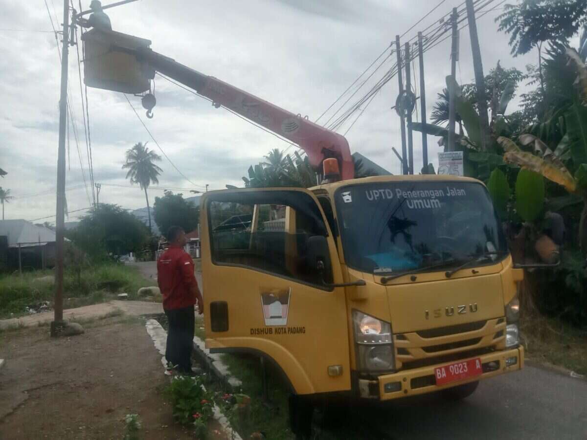 Kelurahan Koto Lalang Pasang Lampu Jalan Dukung Program Smart Surau