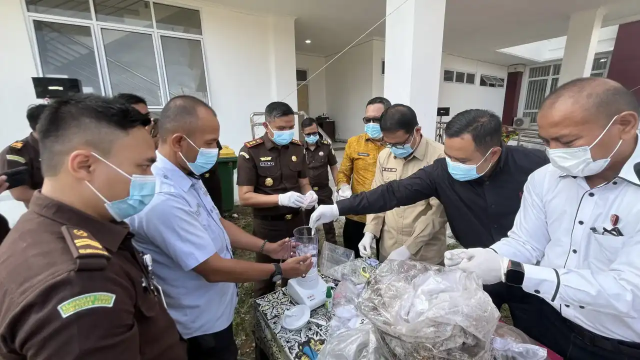 Kejari Payakumbuh Musnahkan Barang Bukti Narkotika dari Puluhan Perkara