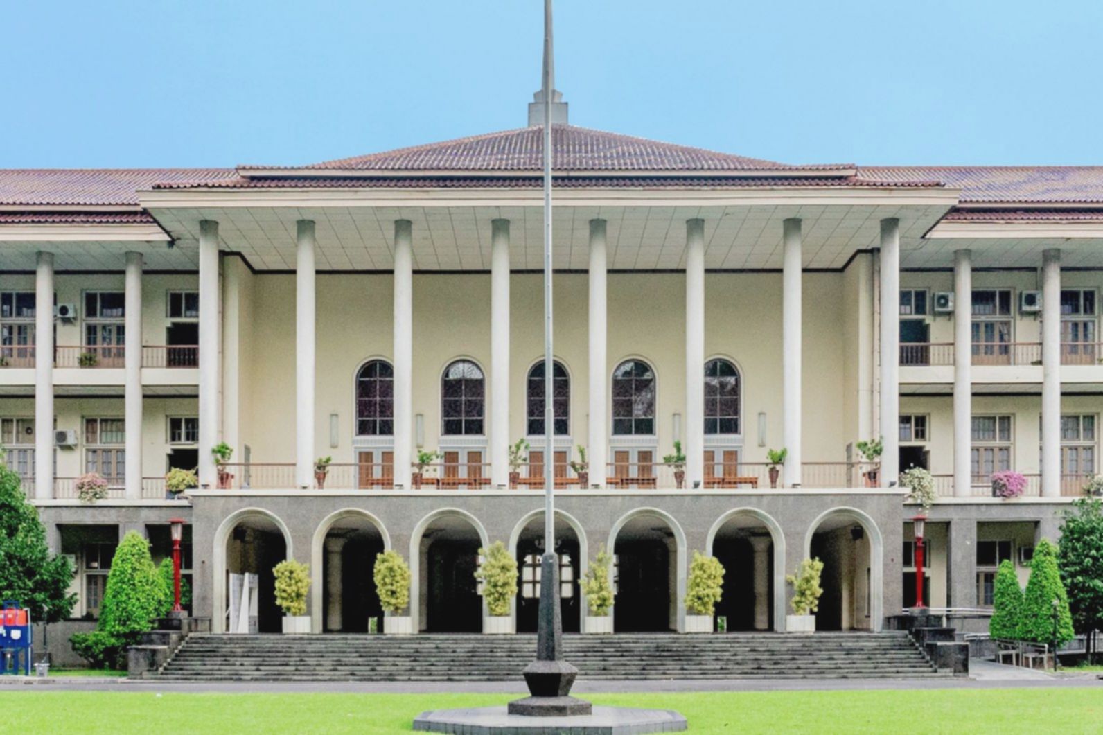 Wamentan Duduk Bersila di Aspal, Bantah Kabur Saat Diskusi UGM