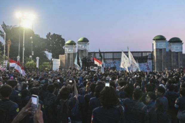 DPR Upayakan Pembebasan 16 Mahasiswa Trisakti yang Ditahan Sejak Setahun