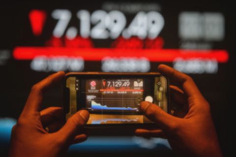 IHSG Terkoreksi Tipis, Rupiah Kembali Melemah ke Rp17.985 per Dolar AS