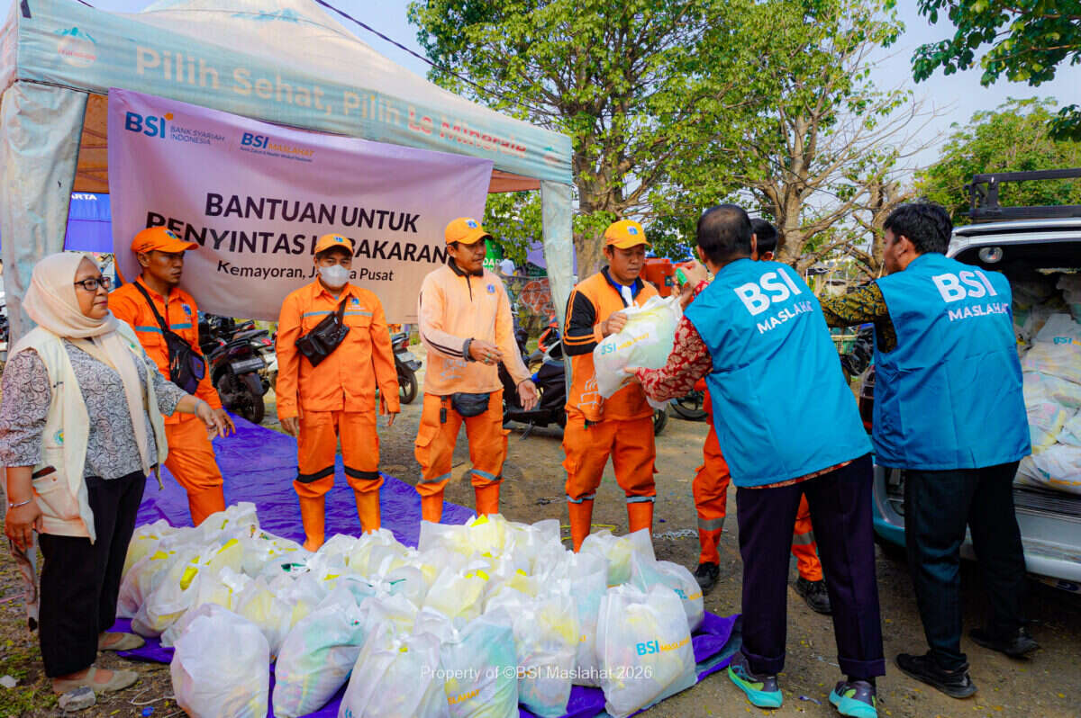 BSI Maslahat Salurkan Bantuan Sembako bagi Penyintas Kebakaran Kemayoran