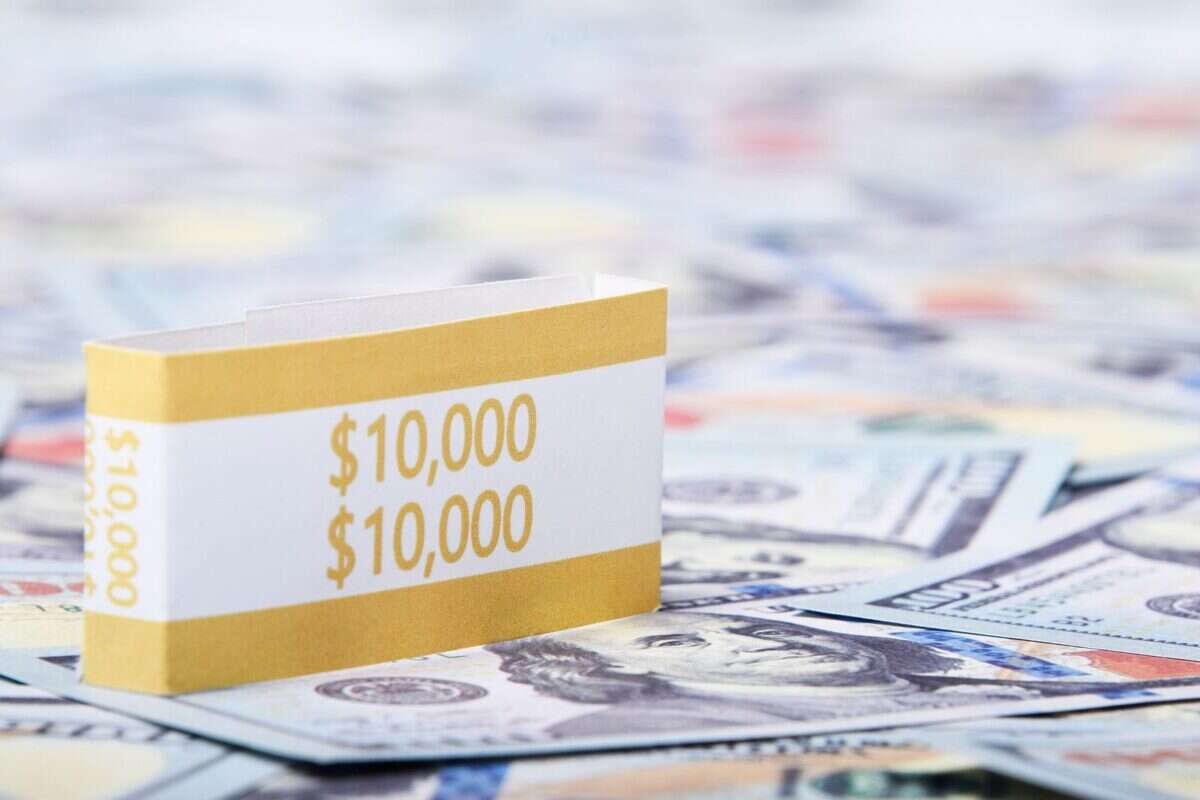 Rupiah Kembali Melemah Tembus Level Psikologis Rp18.000 per Dolar