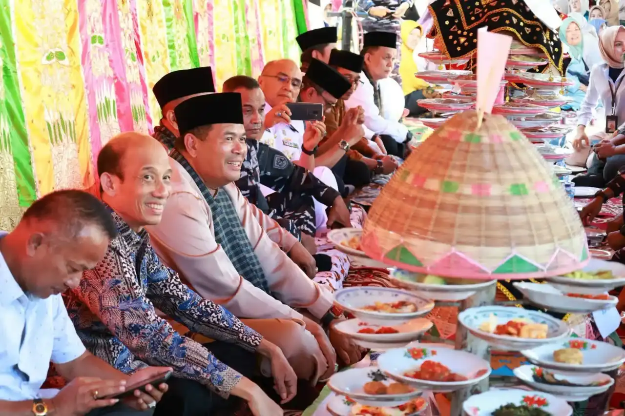 pererat-kebersamaan-warga,-pemko-pariaman-gelar-tradisi-makan-bajamb