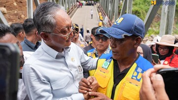 Menteri PU Apresiasi Warga Perbaiki Jembatan Enang-Enang secara Swadaya