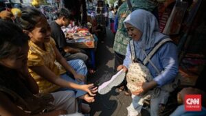 Warga Berburu Perlengkapan Sekolah di Pasar Asemka Jelang Ajaran Baru