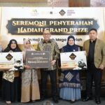 bank-mega-syariah-serahkan-grand-prize-voucher-haji-khusus-rp245-juta