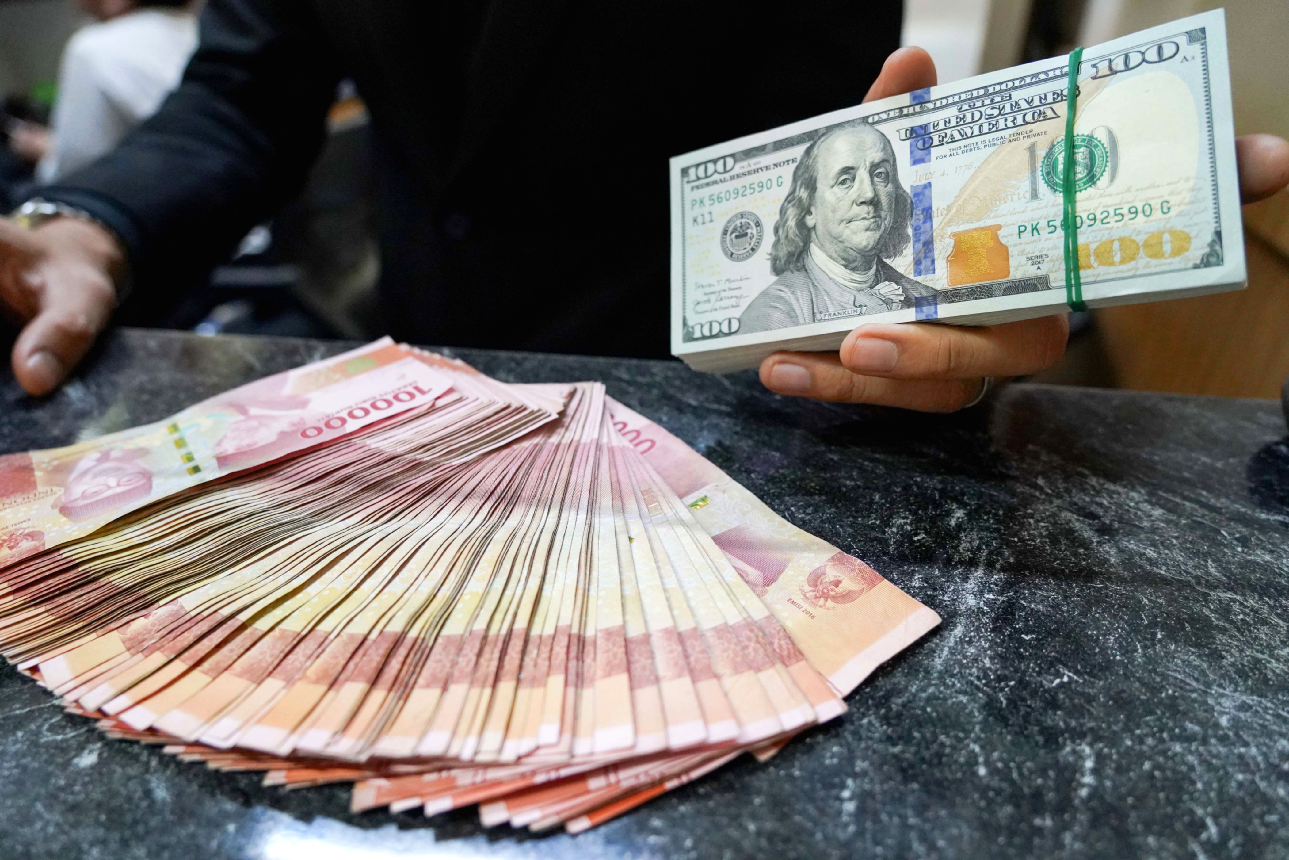 Rupiah Diproyeksi Melemah Tertekan Lonjakan Harga Minyak Dunia