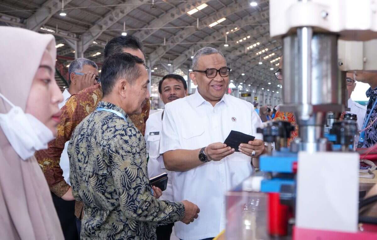 Wamenaker Dorong Industri Prioritaskan Penyerapan Tenaga Kerja Lokal