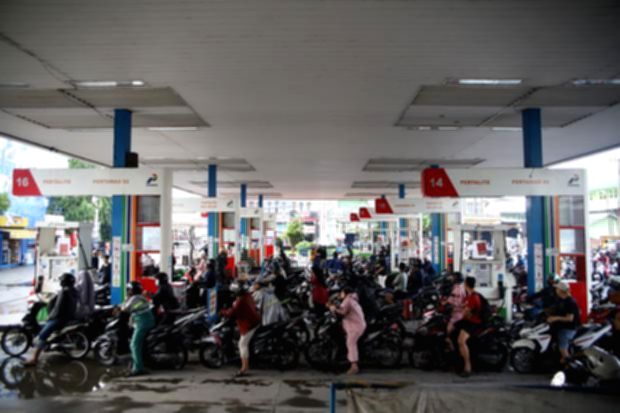 Strategi Pertamina Urai Antrean Panjang BBM di Medan hingga Palembang