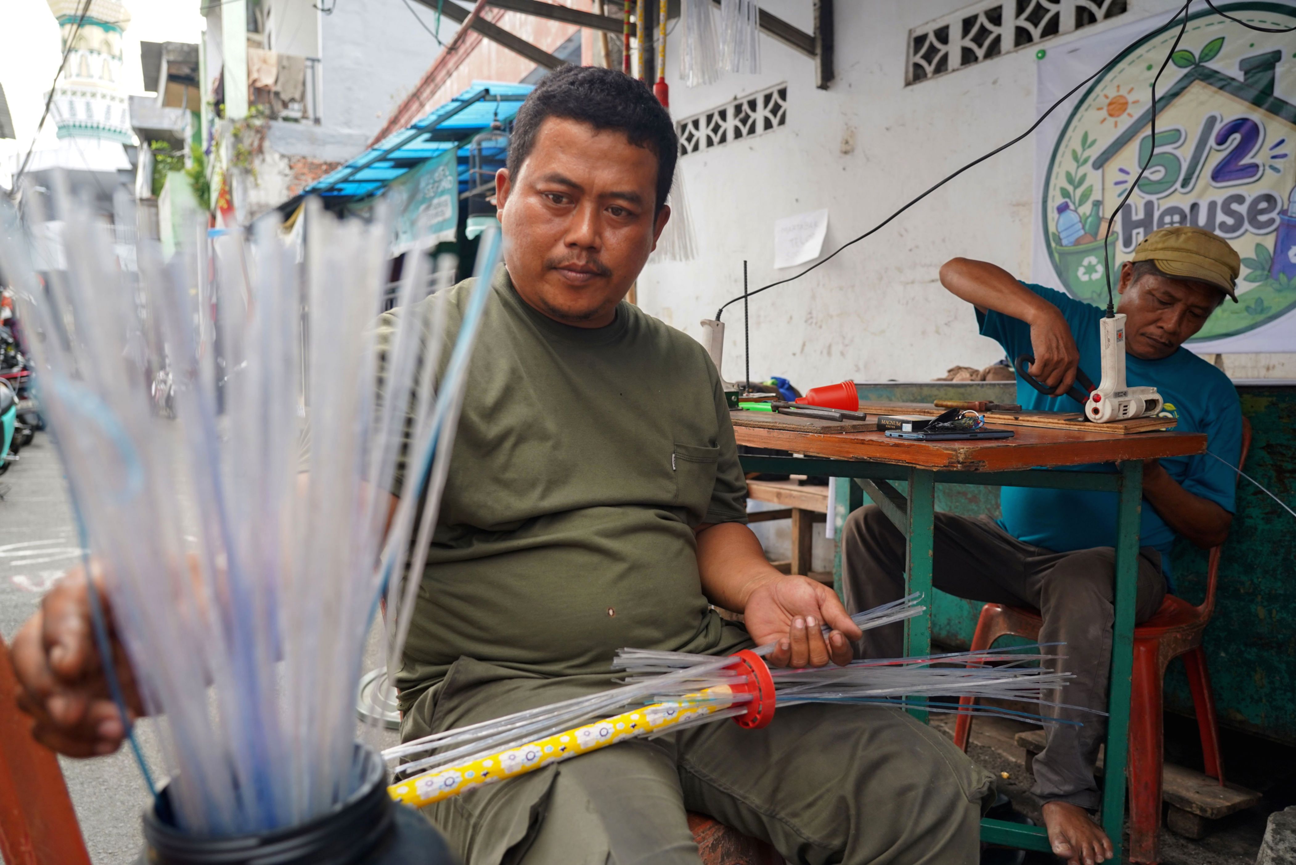 Sulap Botol Plastik Bekas Jadi Sapu Lidi Bernilai Ekonomi