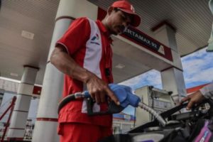 Distribusi Terhambat, Antrean Panjang Kendaraan Mengular di SPBU Palu
