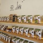 cerita-dari-ujung-jakarta:-neng-mae-raup-cuan-dari-jajanan-khas-betawi