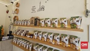 Umairoh Mengangkat Pamor Jajanan Tradisional Betawi Lewat Neng Mae