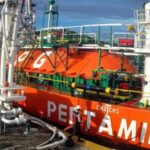 kapal-pertamina-selamatkan-17-korban-kebakaran-kmp-mutiara-sentosa-2