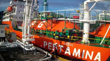 Kapal Pertamina Evakuasi 17 Korban Kebakaran KMP Mutiara Sentosa