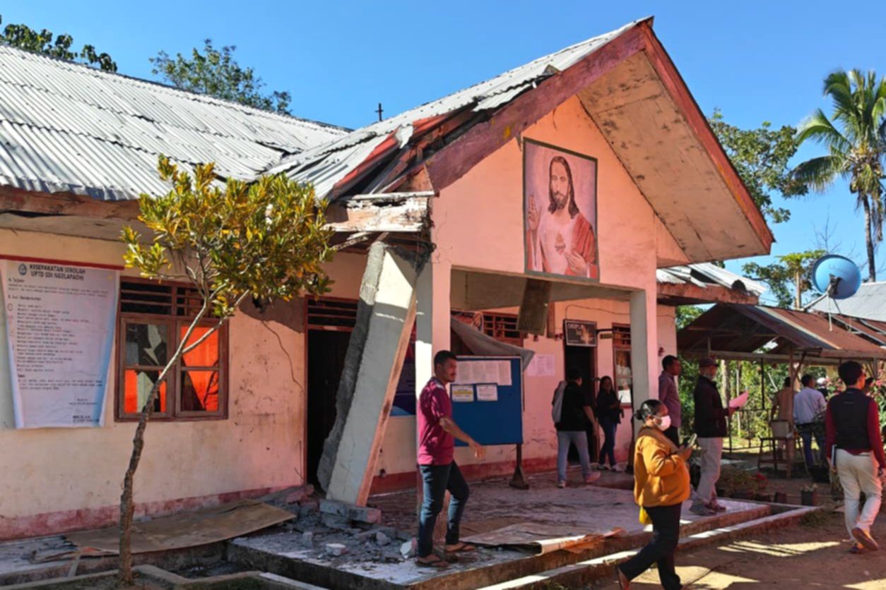 Dampak Gempa NTT: Siswa Terpaksa Belajar di Tenda Darurat