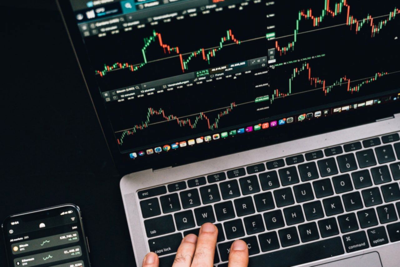 Saham BYAN Tertekan Isu Akuisisi, Haji Isam Bidik Harga Murah