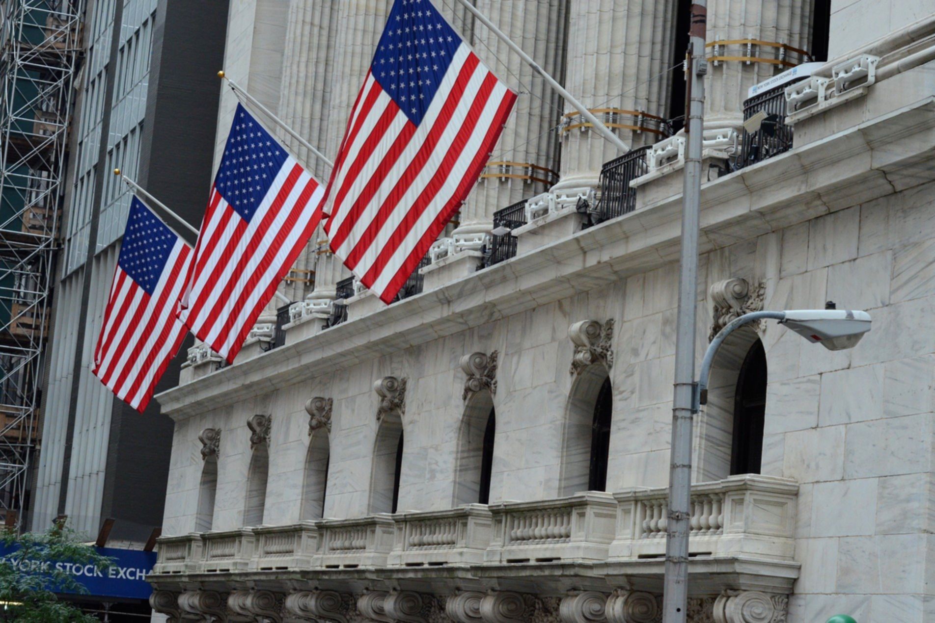 Wall Street Tertekan Jelang Keputusan The Fed, Yield Treasury Melonjak