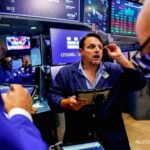 Wall Street Terkoreksi Saat Harga Minyak dan Yield Obligasi Menguat