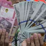 Harga Minyak Tembus US$100, Rupiah Tertekan di Awal Pekan